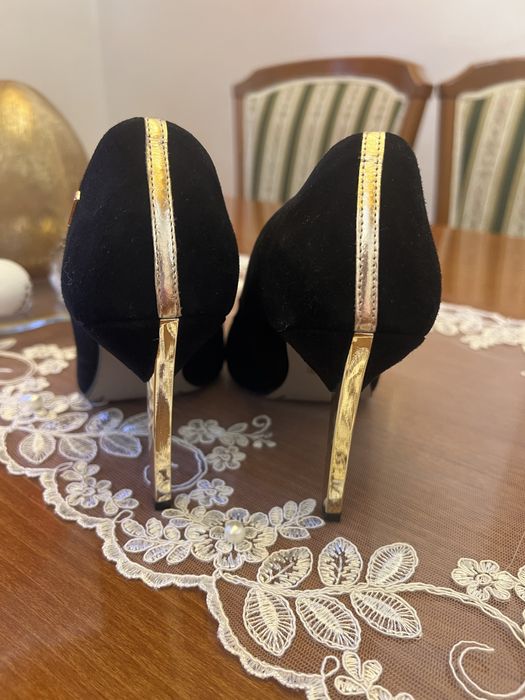 Продам елегантні фірмові туфельки(натуральний замш)