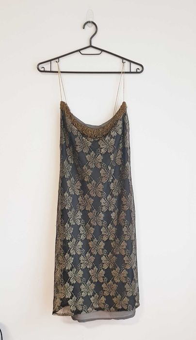 Ciemnozielona sukienka w haftowane złote kwiaty Morgan De Toi Zara