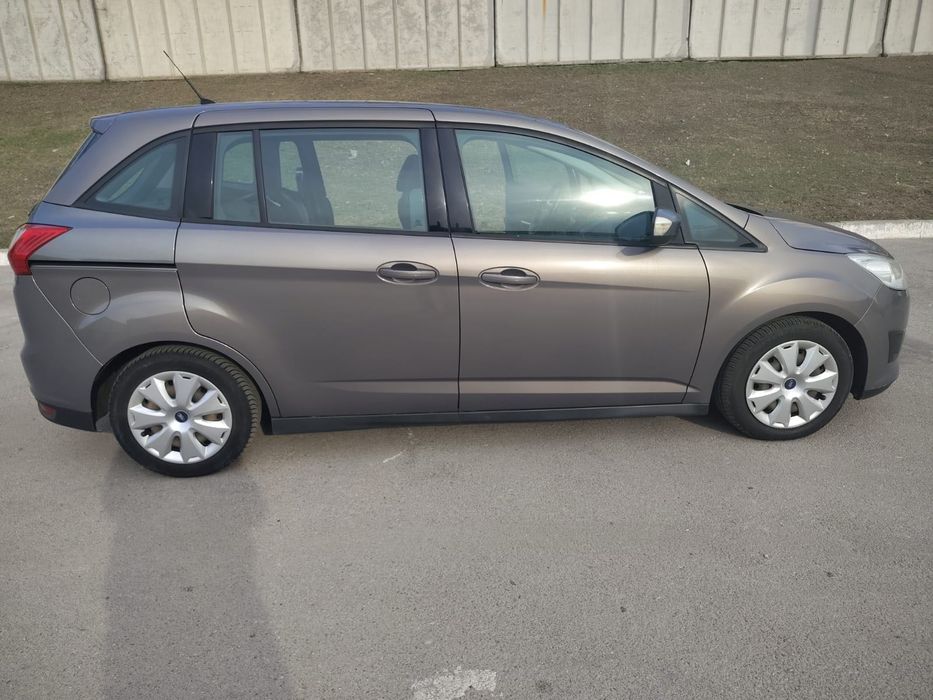 Машина Ford C-Max