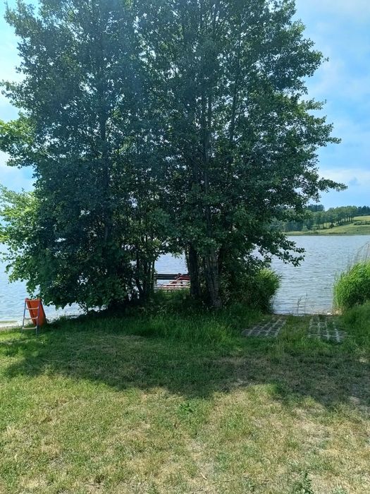 Pole namiotowe, kampingowe, kamperowe nad jeziorem