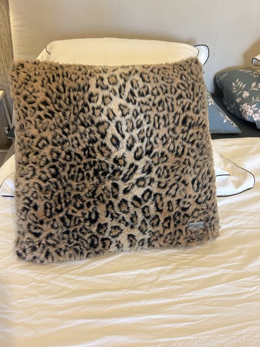 Manta tapa pes + 2 almofadas padrao leopardo