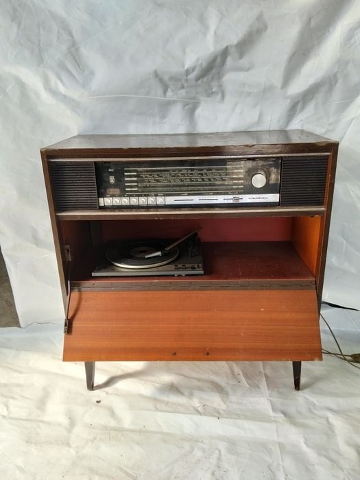 Móvel com radio e jira discos muito antigo neste momento não está a funcionar