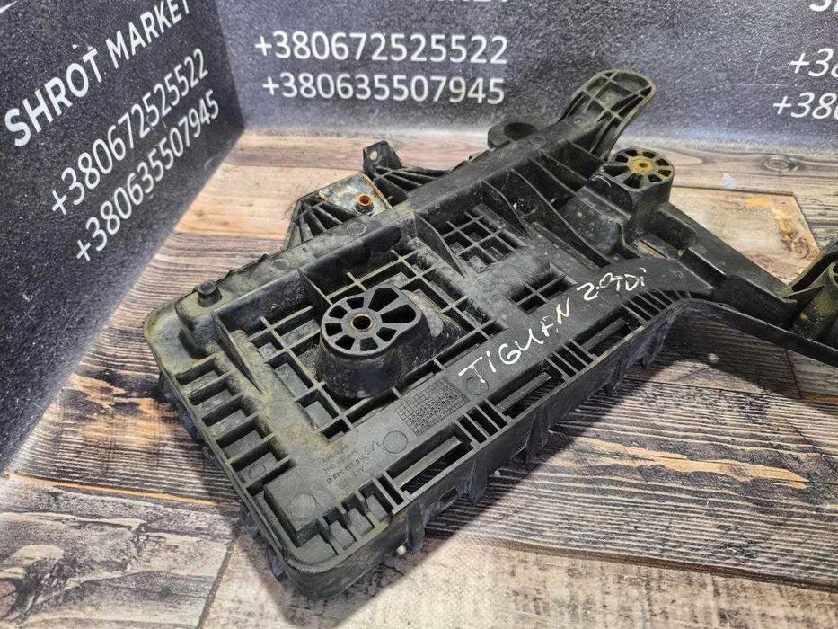 Тримак площадка піддон підставка кріплення під АКБ Tiguan 1K0915333C