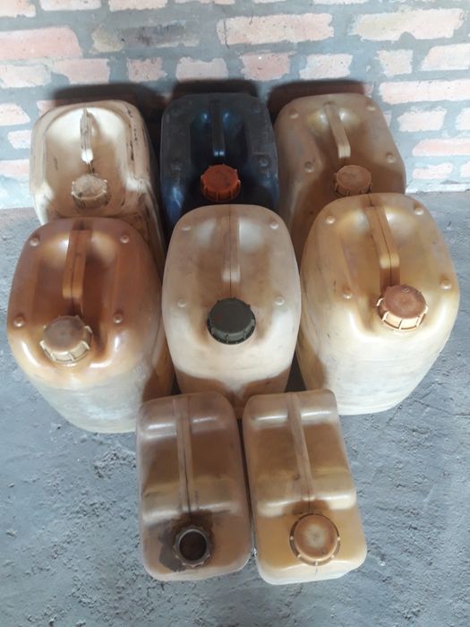 Канистры 20 л. Пластмассовые 6 шт., 10 л. 2 шт.