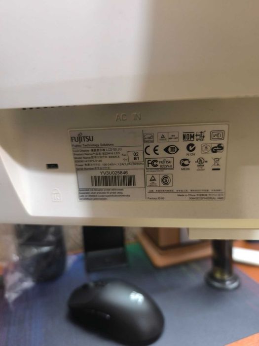 Монітор 22" Fujitsu B22W-6 з колонками та поворотним екраном