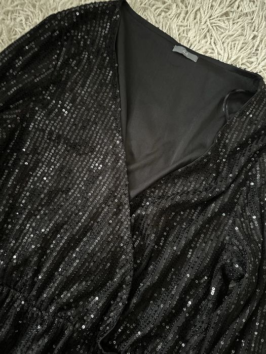 Чорна сукня з блискітками