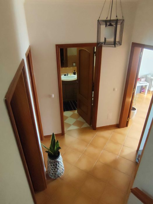 T3+1 duplex renovado em Santa Cruz, arrendamento temporario de Outubro de 2026 a Maio de 2027