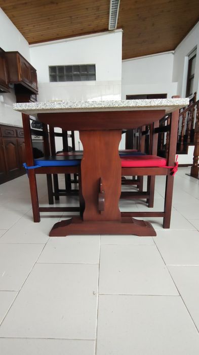 Mesa de mogno e granito