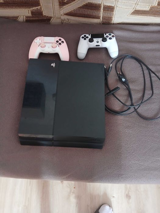 Playstation 4 + 2 pady