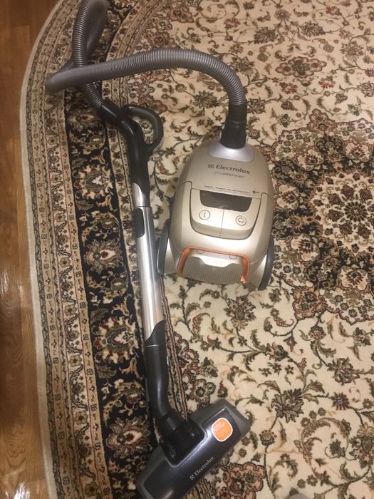 Пилосос Electrolux 1800w
