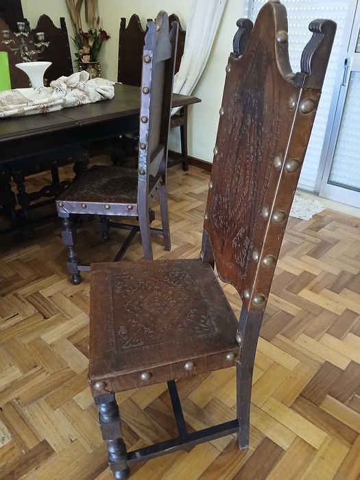 Seis cadeiras em madeira e assento e encosto em couro