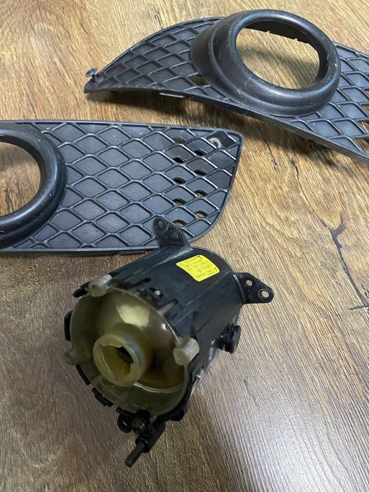 Решотка противотуманок в бампер и правая туманка лансер 10