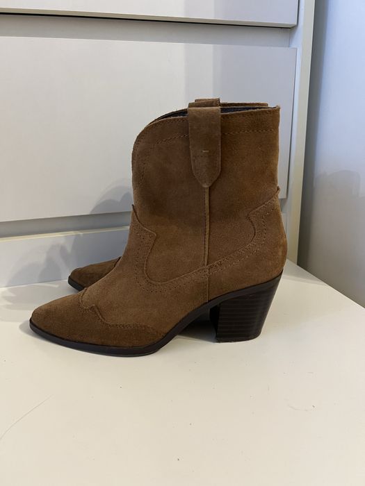 Brązowe skórzane kowbojki Stradivarius zamszowe botki