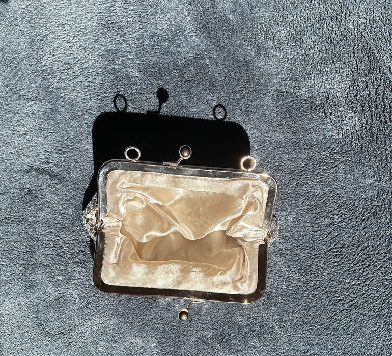 Pochete de cerimónia prateada.