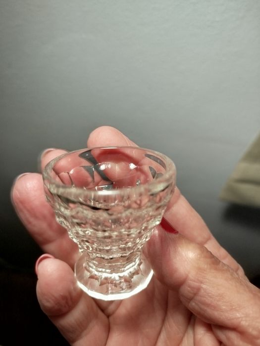 Pequeno copo de vidro