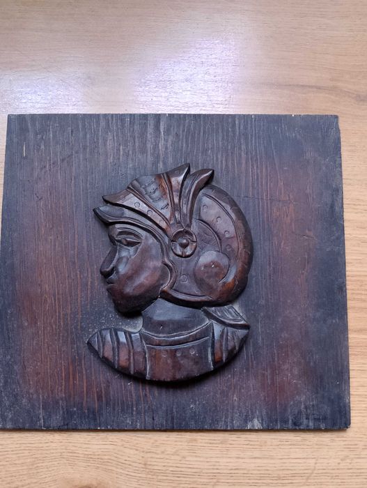 Płaskorzeźba głowa rycerza lewa.