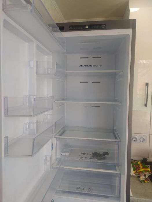 Холодильник Самсунг 185см. Был в использовании 3 месяца.