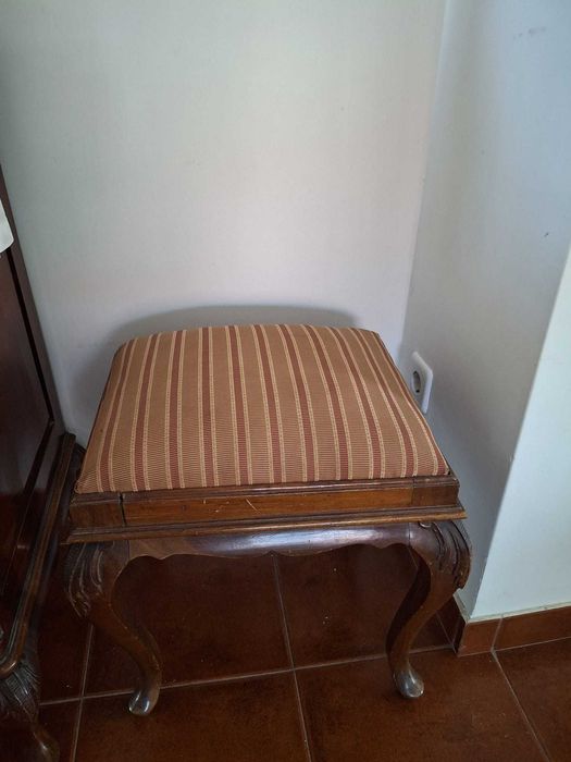 Conjunto de cadeira e banco de madeira