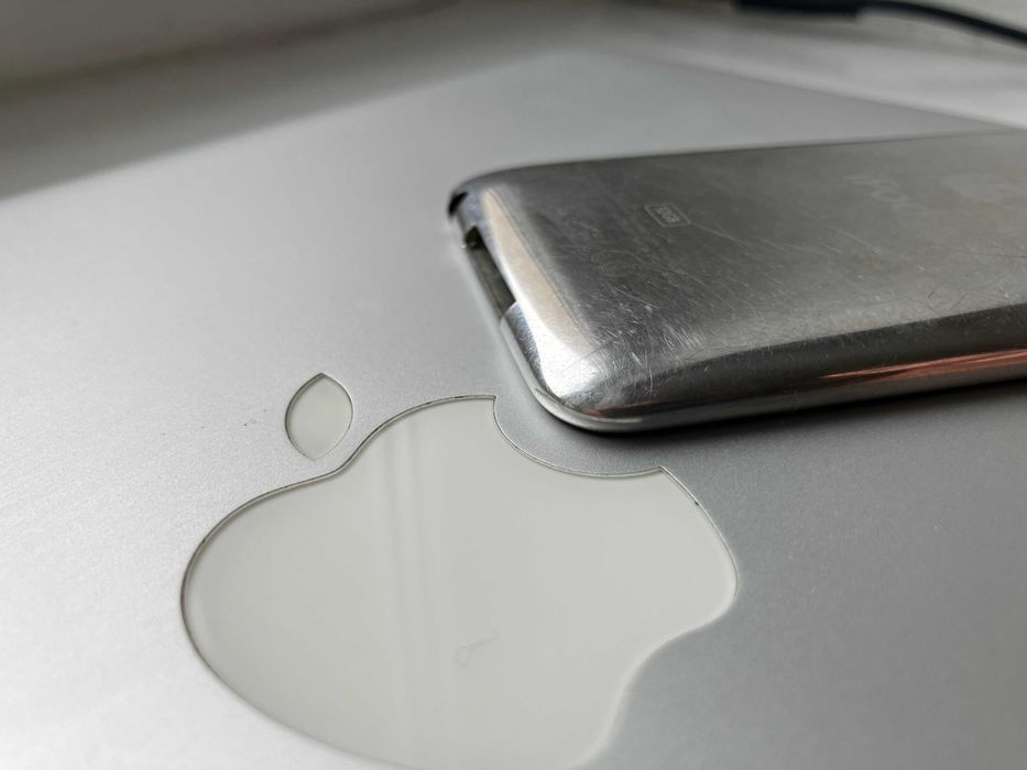 Apple iPod touch 3-gen 32 Gb \ ЦАП Cirrus Logic \ Акум. 30 год.музики