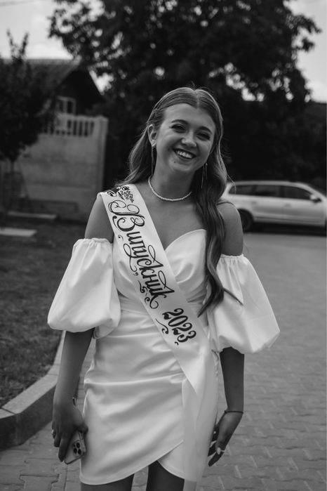 Продам свою випускну атласну сукню