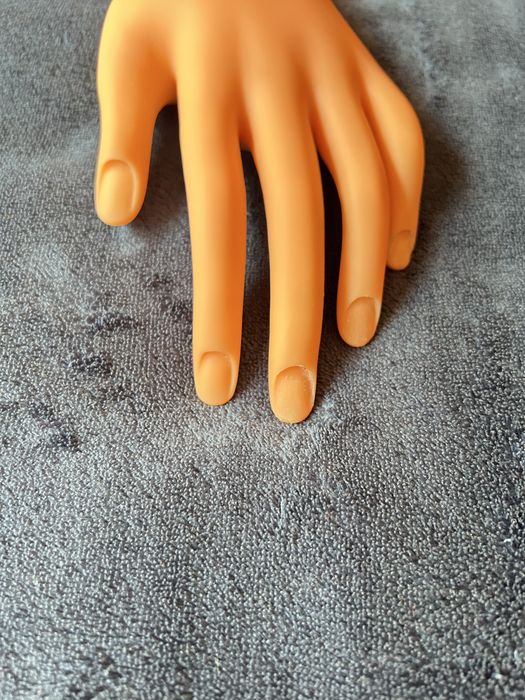 Mão de treino unhas.