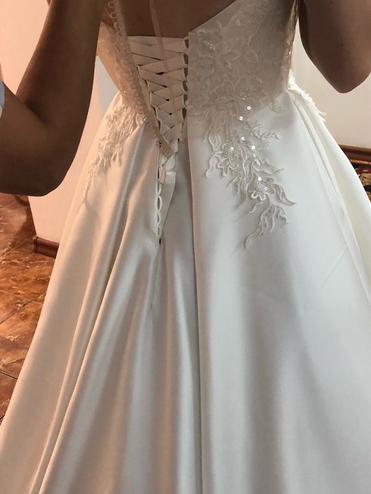Вишукана весільна сукня