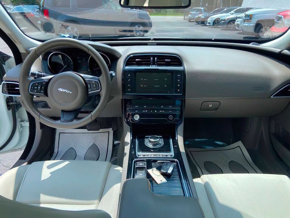 Jaguar XE 25t Premium      2018