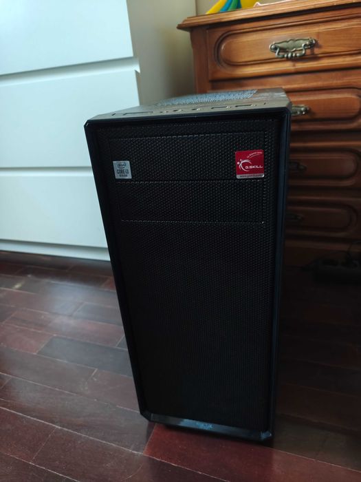 Desktop PC de marca branca e com luzes RGB