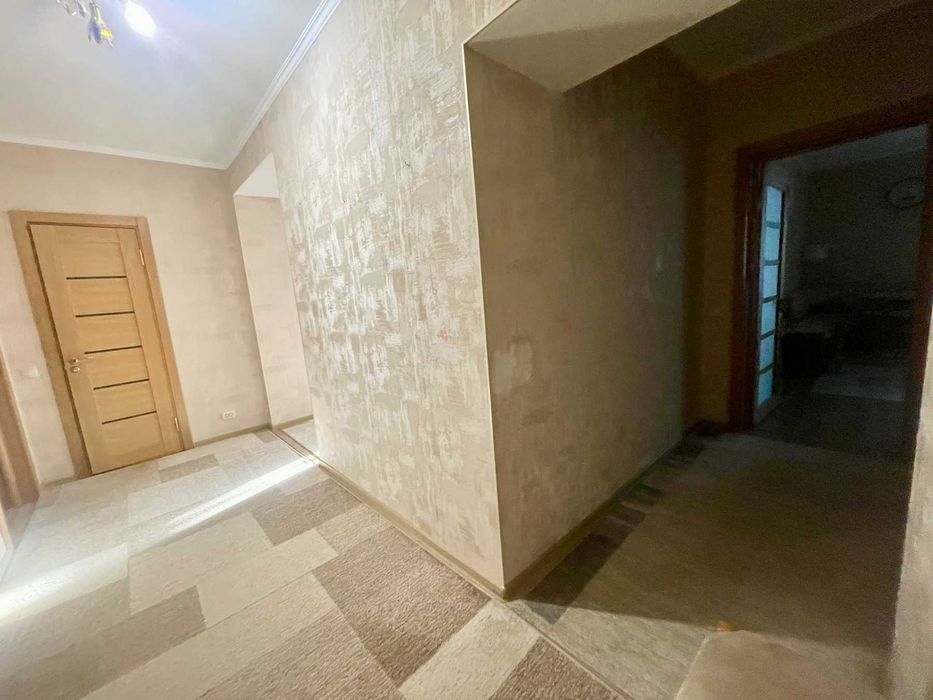 Продам великогабаритну трикімнатну квартиру. Центр. Закритий двір .