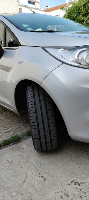Ford Fiesta cinzento  a diesel de 2009 de propriedade  particular.