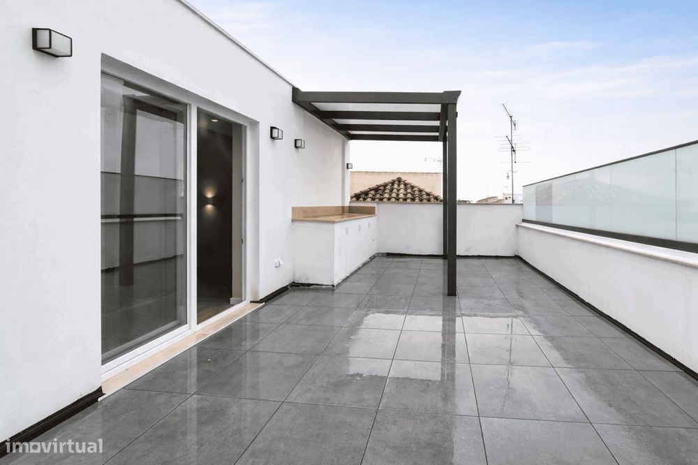 Moradia  geminada T3 renovada com terraço no centro de Lagoa apenas 5-