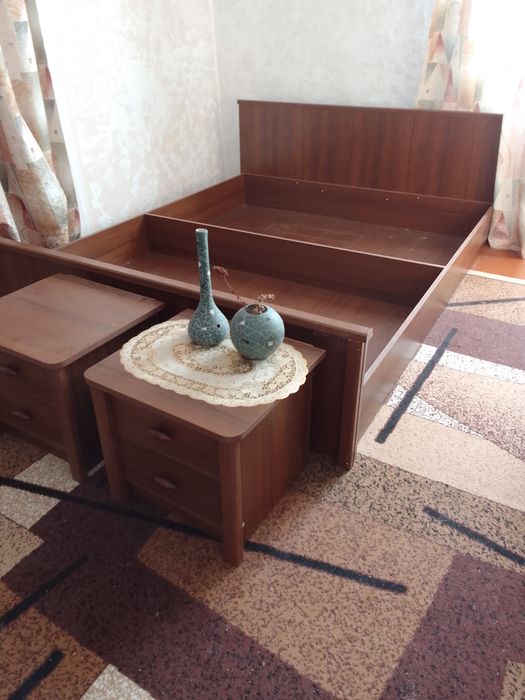 Продам ліжко і дві тумбочки.