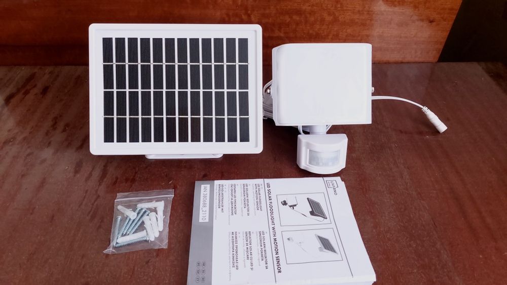 Білий прожектор LED Livarno із датчиком руху та сонячною батареєю. Нім
