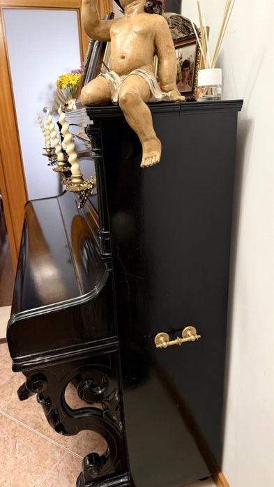 Piano antigo com banco a combinar conjunto.