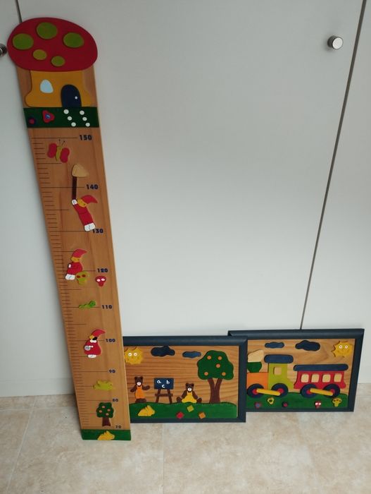 Quadros e régua para quarto criança