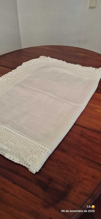 Toalha antiga de tecido e renda