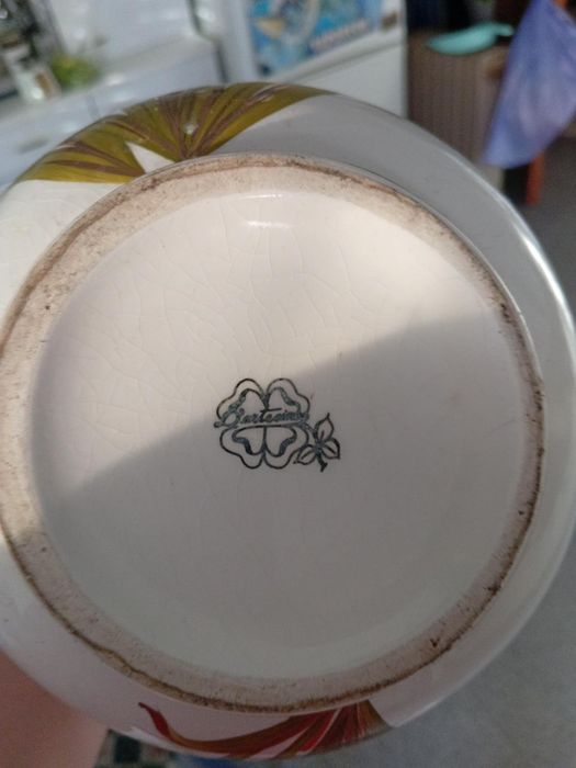 Jarra decorativa em porcelana branca com pintura floral