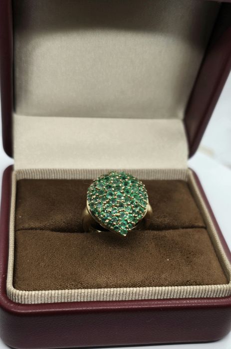 Złoty pierścionek ze szmaragdami