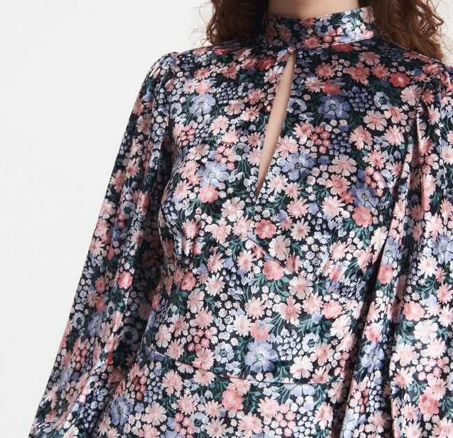 Sukienka welurowa w kwiaty Reserved rozmS