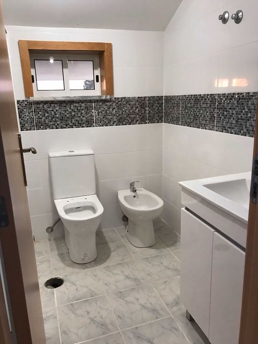 Apartamento T3 com Sótão Equipado e Duas Garagens