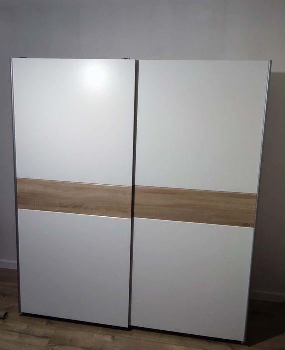 Szafa przesuwna biała drewno drążek na wieszaki półki