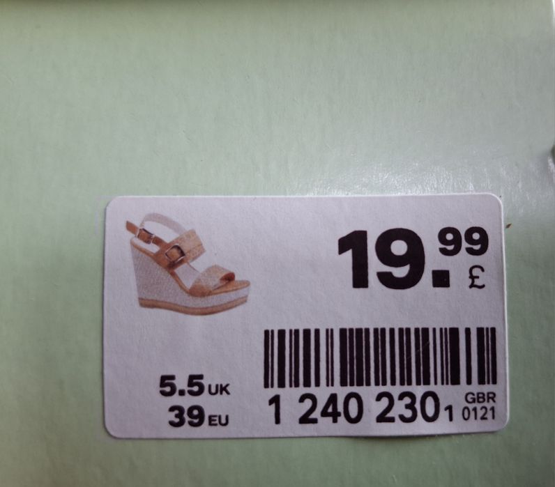 Sandały na koturnie firmy Graceland