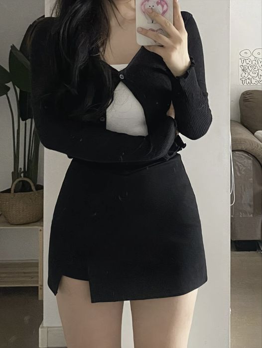 Чорна обтягуюча спідниця