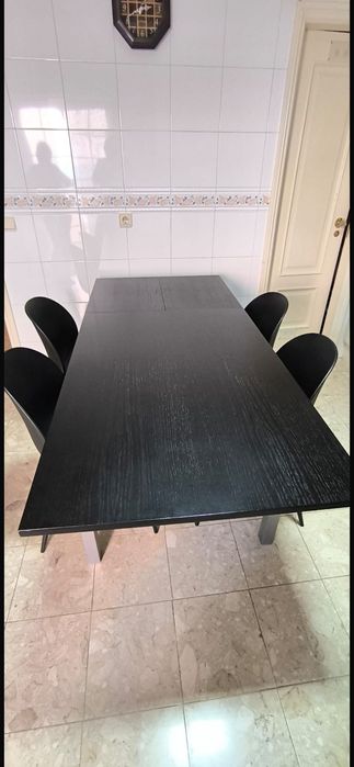 Mesa de cozinha extensível com 4 cadeiras – quase nova