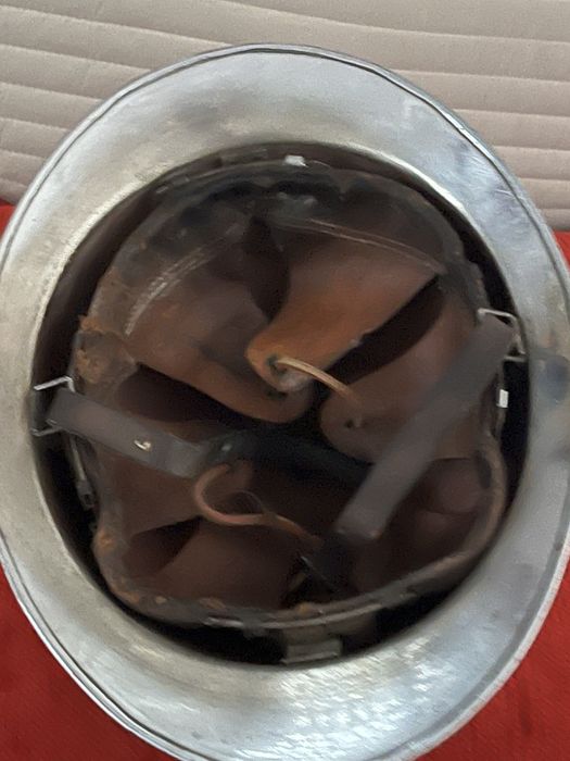 Capacete de bombeiro muito antigo em bom estado