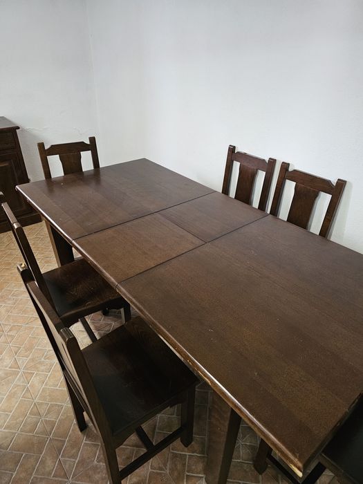 Mesa de jantar em madeira