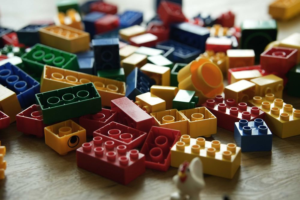 Balde cheio de peças Lego Duplo