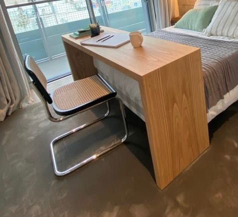 Mesa de apoio a cama de madeira