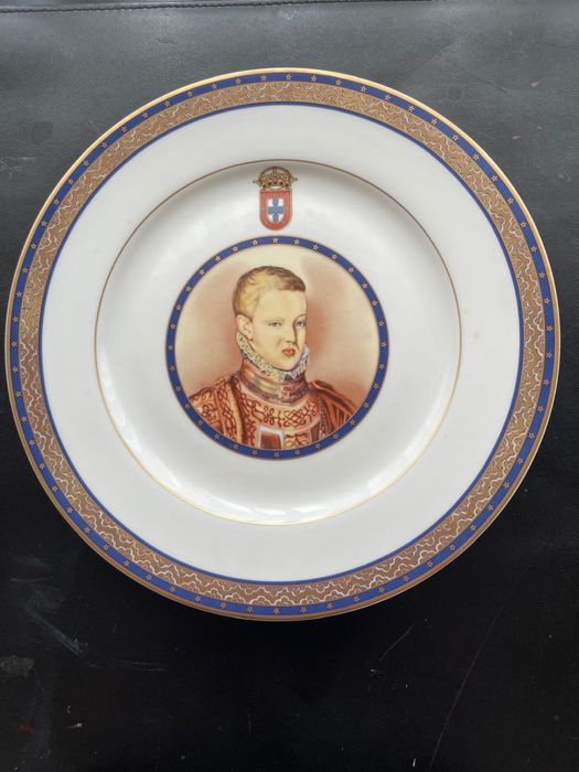 Novos! Coleção 7 pratos Porcelana das Índias com fio de ouro Monarquia