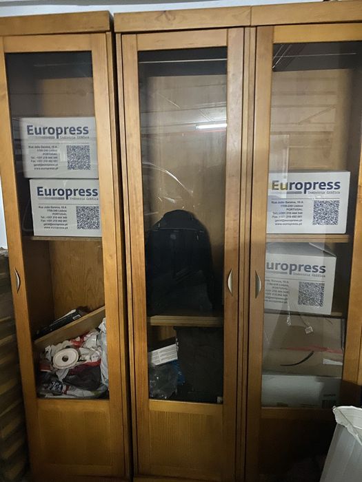 Vende-se Conjunto de Quatro Estantes